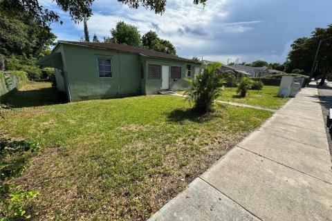 House in Miami, Florida 3 bedrooms, 108.51 sq.m. № 1841065 - photo 14
