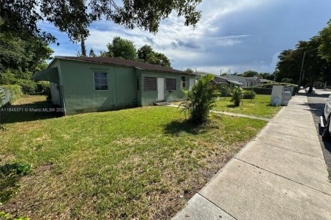 House in Miami, Florida 3 bedrooms, 108.51 sq.m. № 1841065 - photo 13