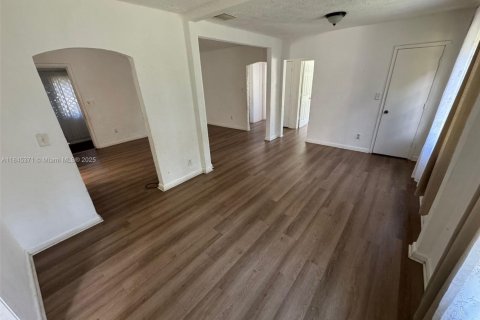 House in Miami, Florida 3 bedrooms, 108.51 sq.m. № 1841065 - photo 3