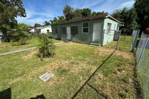 House in Miami, Florida 3 bedrooms, 108.51 sq.m. № 1841065 - photo 1