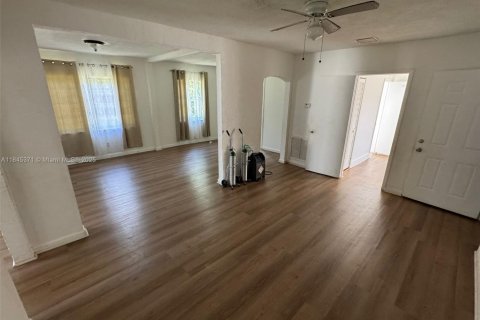 House in Miami, Florida 3 bedrooms, 108.51 sq.m. № 1841065 - photo 8