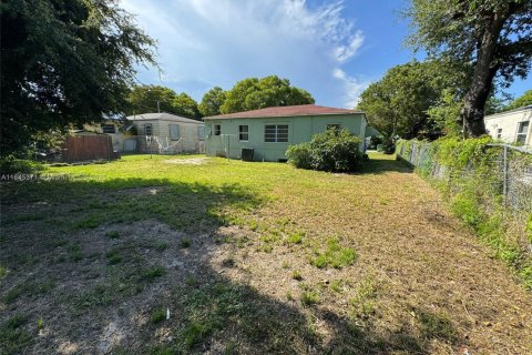 House in Miami, Florida 3 bedrooms, 108.51 sq.m. № 1841065 - photo 16