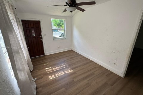 House in Miami, Florida 3 bedrooms, 108.51 sq.m. № 1841065 - photo 11