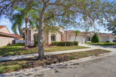 Villa ou maison à louer à Pembroke Pines, Floride: 4 chambres, 224.27 m2 № 1977440 - photo 3