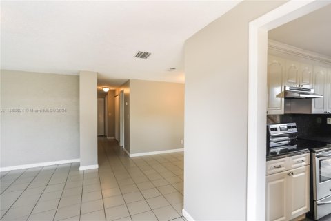 Casa en alquiler en Oakland Park, Florida, 3 dormitorios, 113.06 m2 № 1891570 - foto 9