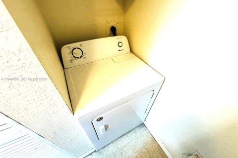 Condo in North Lauderdale, Florida, 2 bedrooms  № 2001058 - photo 14