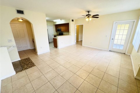 Condo in North Lauderdale, Florida, 2 bedrooms  № 2001058 - photo 2