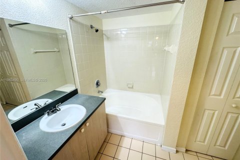 Condo in North Lauderdale, Florida, 2 bedrooms  № 2001058 - photo 9