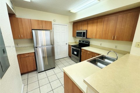 Condo in North Lauderdale, Florida, 2 bedrooms  № 2001058 - photo 3