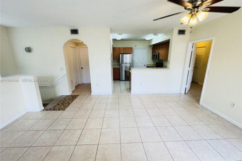 Condo in North Lauderdale, Florida, 2 bedrooms  № 2001058 - photo 4
