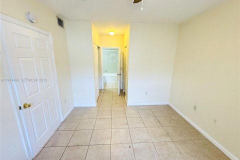 Condo in North Lauderdale, Florida, 2 bedrooms  № 2001058 - photo 8