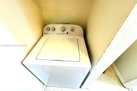 Condo in North Lauderdale, Florida, 2 bedrooms  № 2001058 - photo 15