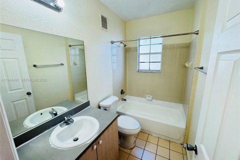 Condo in North Lauderdale, Florida, 2 bedrooms  № 2001058 - photo 13