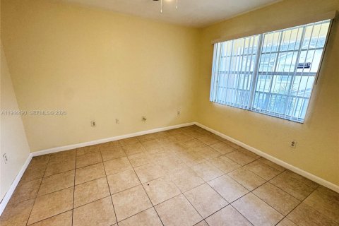 Condo in North Lauderdale, Florida, 2 bedrooms  № 2001058 - photo 7