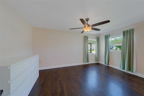 House in Saint Petersburg, Florida 3 bedrooms, 119.57 sq.m. № 1905532 - photo 21