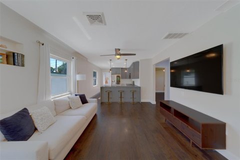 House in Saint Petersburg, Florida 3 bedrooms, 119.57 sq.m. № 1905532 - photo 8