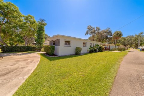 House in Saint Petersburg, Florida 3 bedrooms, 119.57 sq.m. № 1905532 - photo 3