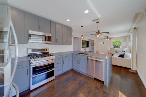 House in Saint Petersburg, Florida 3 bedrooms, 119.57 sq.m. № 1905532 - photo 13