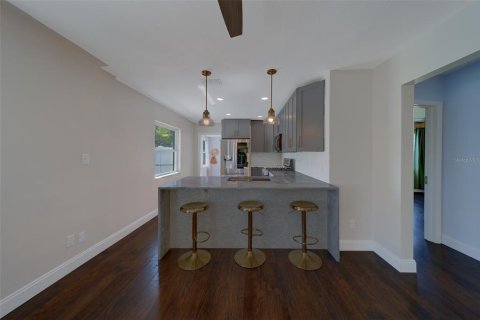 House in Saint Petersburg, Florida 3 bedrooms, 119.57 sq.m. № 1905532 - photo 10