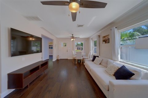 House in Saint Petersburg, Florida 3 bedrooms, 119.57 sq.m. № 1905532 - photo 9
