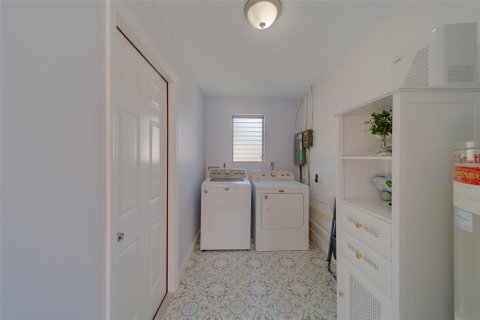 House in Saint Petersburg, Florida 3 bedrooms, 119.57 sq.m. № 1905532 - photo 18