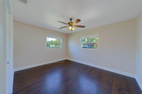House in Saint Petersburg, Florida 3 bedrooms, 119.57 sq.m. № 1905532 - photo 24