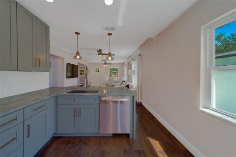 House in Saint Petersburg, Florida 3 bedrooms, 119.57 sq.m. № 1905532 - photo 14