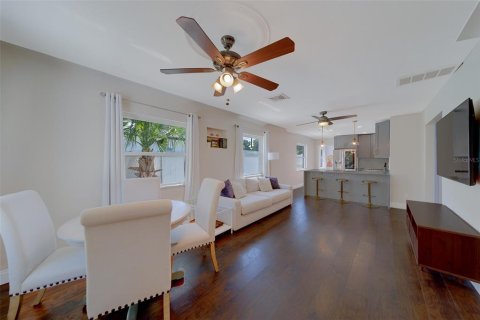 House in Saint Petersburg, Florida 3 bedrooms, 119.57 sq.m. № 1905532 - photo 7