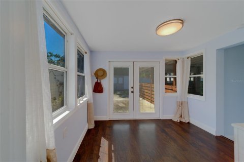 House in Saint Petersburg, Florida 3 bedrooms, 119.57 sq.m. № 1905532 - photo 15