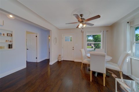 House in Saint Petersburg, Florida 3 bedrooms, 119.57 sq.m. № 1905532 - photo 6