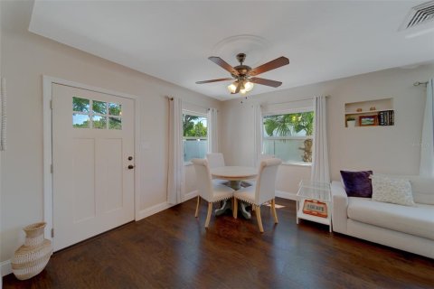 House in Saint Petersburg, Florida 3 bedrooms, 119.57 sq.m. № 1905532 - photo 4