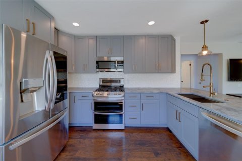 House in Saint Petersburg, Florida 3 bedrooms, 119.57 sq.m. № 1905532 - photo 12