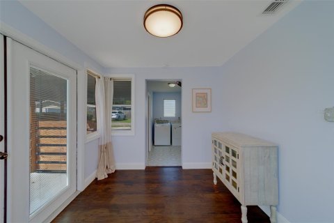 House in Saint Petersburg, Florida 3 bedrooms, 119.57 sq.m. № 1905532 - photo 16
