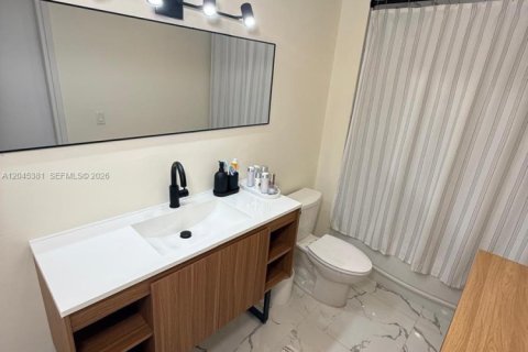 Condo in Miami, Florida, 2 bedrooms № 2242374 - photo 16