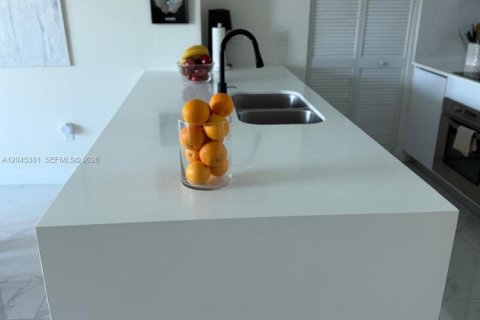Condo in Miami, Florida, 2 bedrooms № 2242374 - photo 9