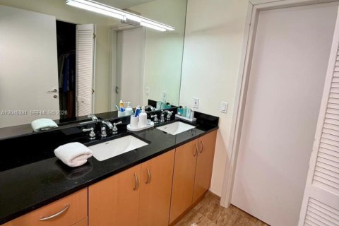 Condo in Miami, Florida, 2 bedrooms № 2242374 - photo 13