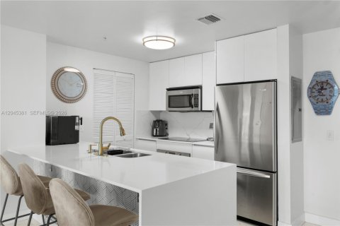 Condo in Miami, Florida, 2 bedrooms № 2242374 - photo 8