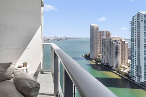 Condo in Miami, Florida, 2 bedrooms № 2242374 - photo 2