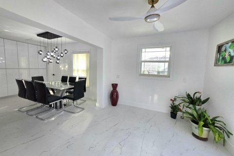 House in Wellington, Florida 5 bedrooms, 315.87 sq.m. № 2176987 - photo 11