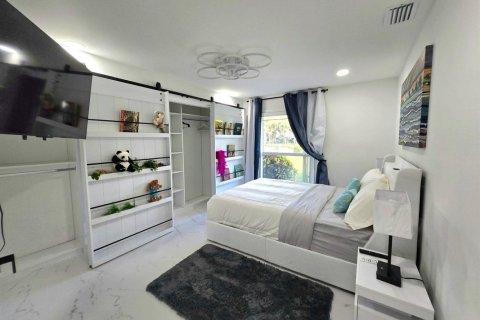 House in Wellington, Florida 5 bedrooms, 315.87 sq.m. № 2176987 - photo 27
