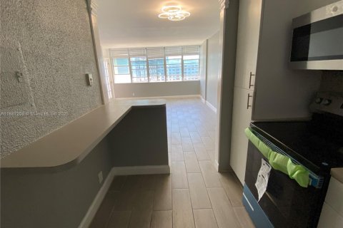 Снять в аренду кондоминиум в Норт-Майами-Бич, Флорида 1 спальня, 73.39м2, № 1932871 - фото 11