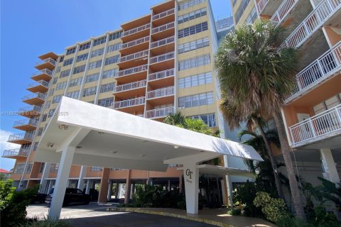 Снять в аренду кондоминиум в Норт-Майами-Бич, Флорида 1 спальня, 73.39м2, № 1932871 - фото 2