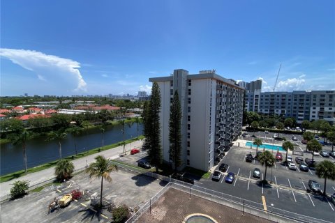 Снять в аренду кондоминиум в Норт-Майами-Бич, Флорида 1 спальня, 73.39м2, № 1932871 - фото 23