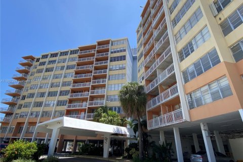 Снять в аренду кондоминиум в Норт-Майами-Бич, Флорида 1 спальня, 73.39м2, № 1932871 - фото 1