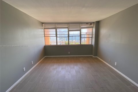 Снять в аренду кондоминиум в Норт-Майами-Бич, Флорида 1 спальня, 73.39м2, № 1932871 - фото 15