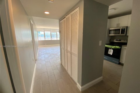 Снять в аренду кондоминиум в Норт-Майами-Бич, Флорида 1 спальня, 73.39м2, № 1932871 - фото 6