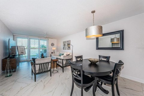 Copropriété à louer à Saint Petersburg, Floride: 2 chambres, 105.44 m2 № 2108717 - photo 2