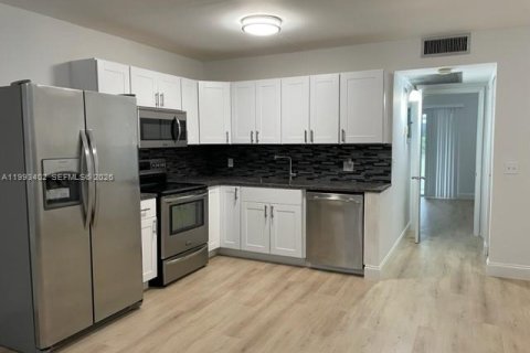 Condominio en Pembroke Pines, Florida, 1 dormitorio  № 2057185