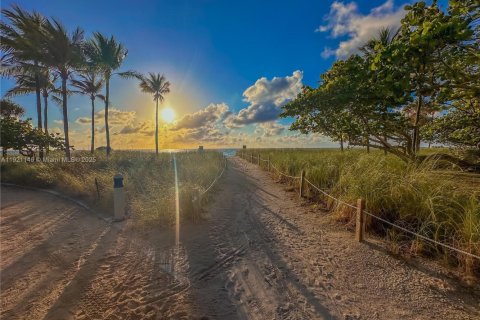 Condo in Bal Harbour, Florida, 3 bedrooms  № 1974205 - photo 12