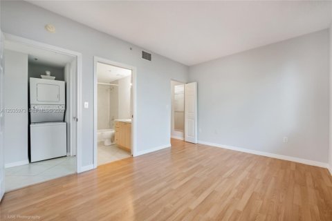 Condominio en alquiler en Miami, Florida, 1 dormitorio, 64.2 m2 № 2086576 - foto 6